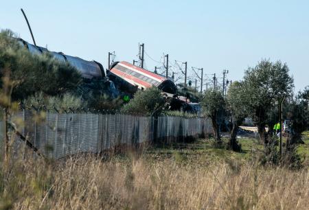 　２８日、スペイン・ウルダで起きた列車事故の現場（ＡＰ＝共同）