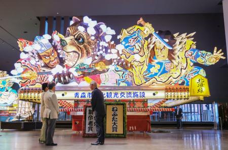 　「ねぶたの家ワ・ラッセ」で、大型ねぶたの展示を見学される天皇、皇后両陛下＝１１日午後、青森市（代表撮影）