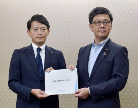 　総務省に「公債費負担適正化計画」を提出する兵庫県の斎藤元彦知事（左）＝２７日午後、総務省