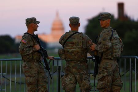 　２６日、米ワシントンでパトロールする武装した州兵ら（ロイター＝共同）