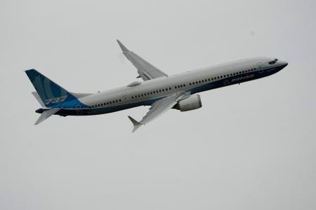 　デモ飛行するボーイングの７３７―１０＝２０２３年６月、パリ近郊（ＡＰ＝共同）