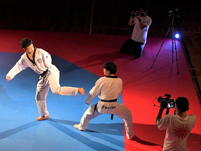 動画撮影に臨む工藤俊介選手（左）ら＝恵那市山岡町、山岡農村環境改善センターホール