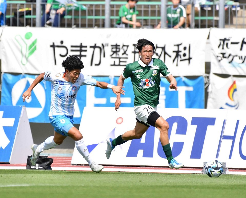 ＦＣ岐阜×ＹＳ横浜＝前半、左サイドを突破するＦＣ岐阜のＭＦ上野＝長良川競技場