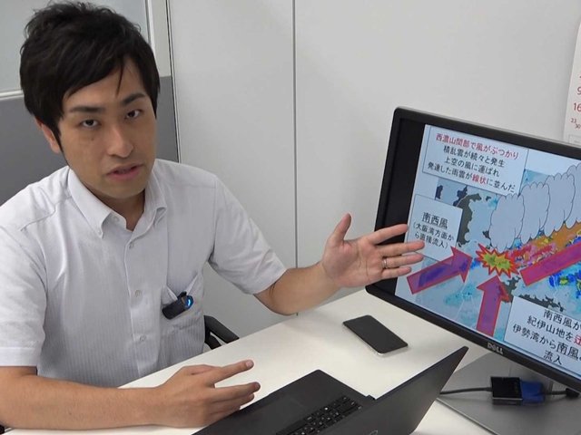 顕著な大雨による情報の受け取り方を伝える気象予報士・奥平雄太さん＝名古屋市、日本気象協会中部支社