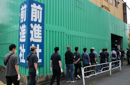　中核派拠点「前進社」の家宅捜索に入る警視庁の捜査員＝２４日午前８時４３分、東京都江戸川区