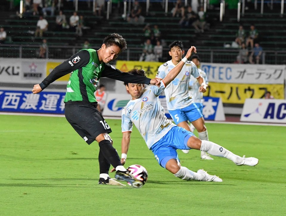 ＦＣ岐阜×ＹＳ横浜＝前半１２分、シュートを放つ西谷＝長良川競技場