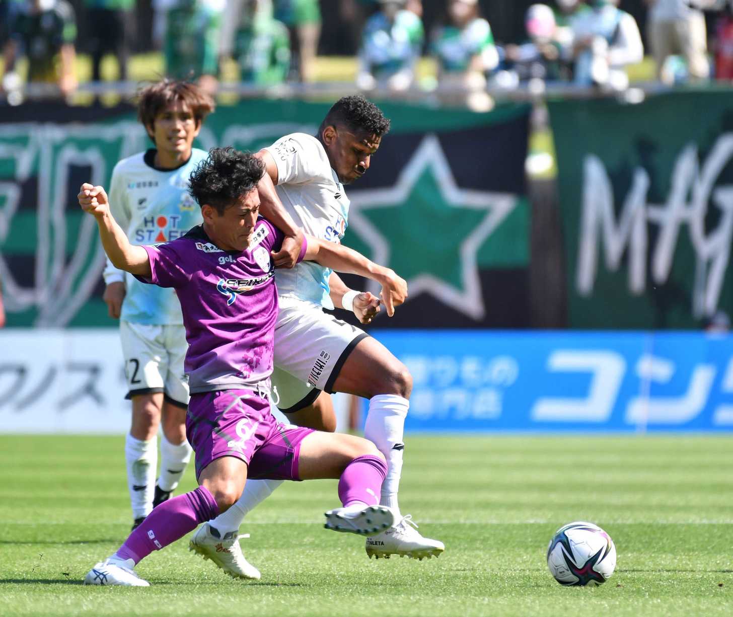 藤枝×ＦＣ岐阜＝前半、前線で激しくボールを奪い合うＦＣ岐阜のＭＦヘニキ＝藤枝総合運動公園サッカー場
