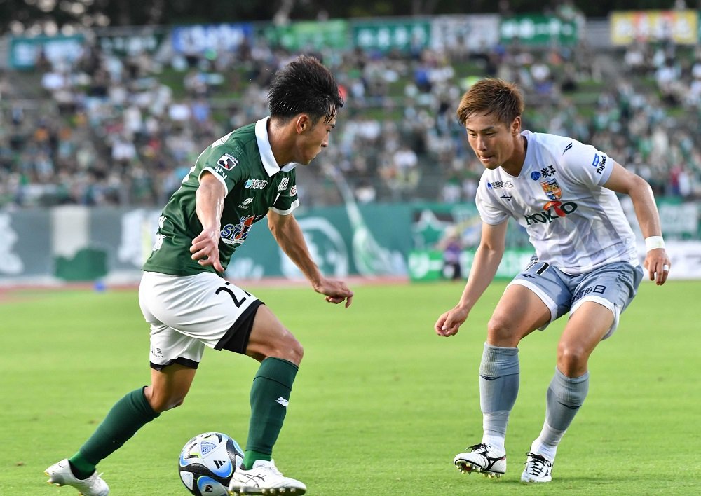 ＦＣ岐阜×長野＝前半、１対１でドリブル突破を図るＦＣ岐阜のＭＦ横山＝長良川競技場