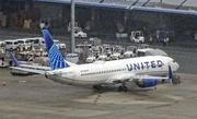 　関西空港に駐機された米ユナイテッド航空機＝１３日午前９時３７分（共同通信社ヘリから）