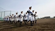 声と隊列を合わせてグラウンドをランニングする＝安八郡神戸町末守、大垣日大高校硬式野球部グラウンド
