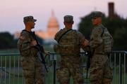 　２６日、米ワシントンでパトロールする武装した州兵ら（ロイター＝共同）