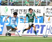 ＦＣ岐阜×ＹＳ横浜＝前半、左サイドを突破するＦＣ岐阜のＭＦ上野＝長良川競技場