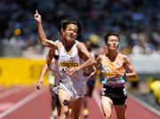 　男子３０００メートル　７分３８秒９８の日本新記録で優勝した森凪也（手前）＝ＭＵＦＧスタジアム