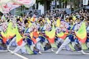 　「ＹＯＳＡＫＯＩソーラン祭り」がフィナーレを迎え、パレードする踊り子＝８日午後、札幌市中央区