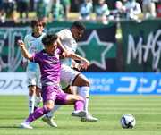 藤枝×ＦＣ岐阜＝前半、前線で激しくボールを奪い合うＦＣ岐阜のＭＦヘニキ＝藤枝総合運動公園サッカー場