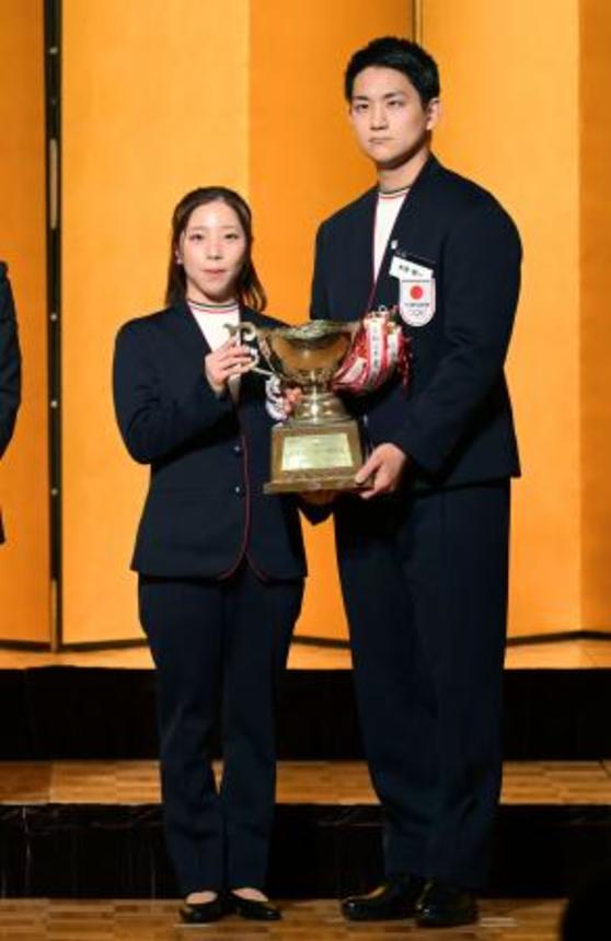 　日本スケート連盟の表彰祝賀会でＪＯＣ杯を手にする三浦璃来（左）、木原龍一組＝２２日、東京都内（アフロ／ＪＳＦ）