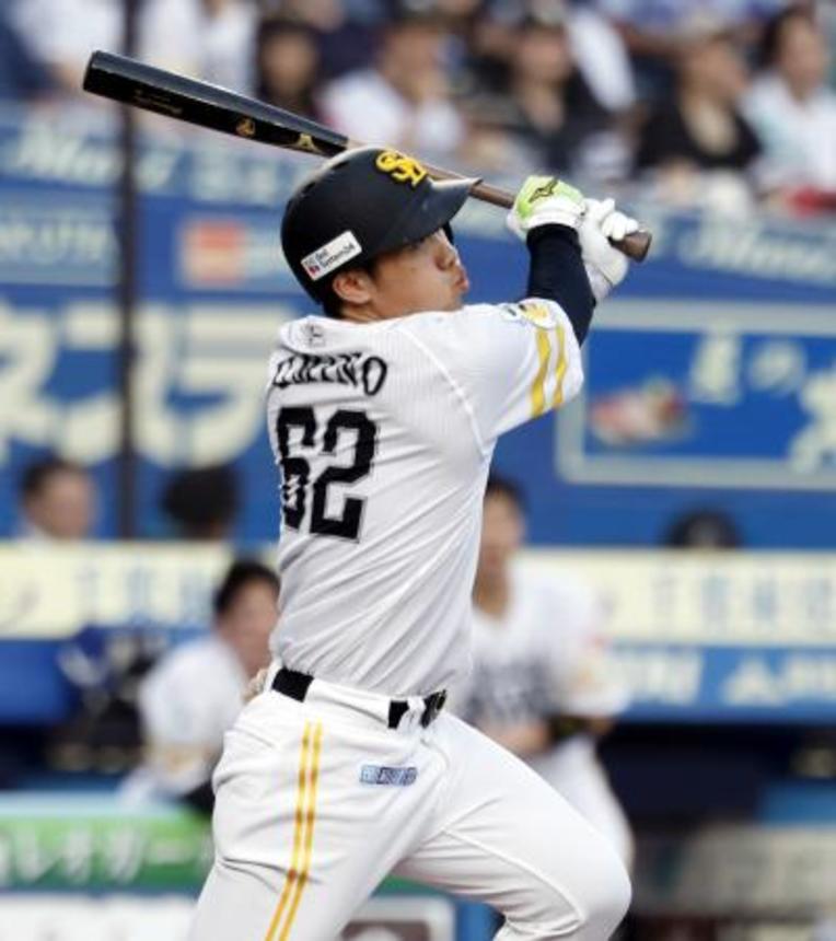 　４回ソフトバンク２死二、三塁、海野が右越えに２点二塁打を放つ＝ＺＯＺＯマリン