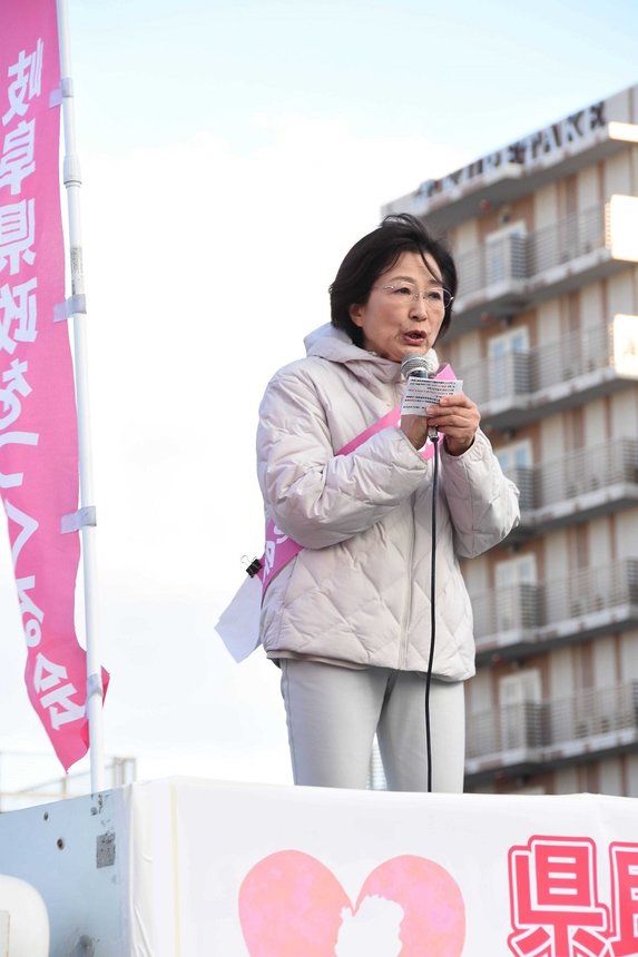 街頭活動を行った和田玲子氏＝５日午後、大垣市内