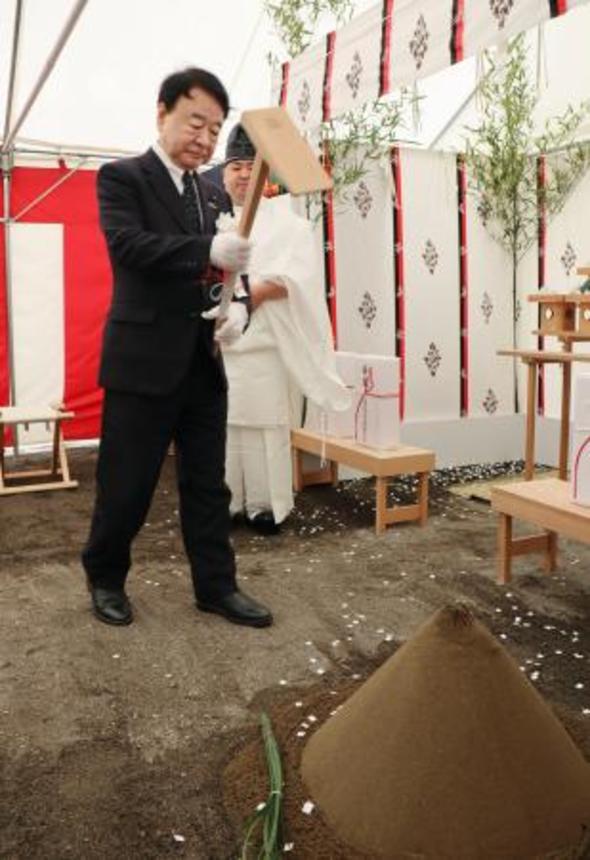 　「日本館御殿」を復元整備する工事の起工式で、くわ入れする青山繁晴環境副大臣＝２７日午前、東京・新宿御苑