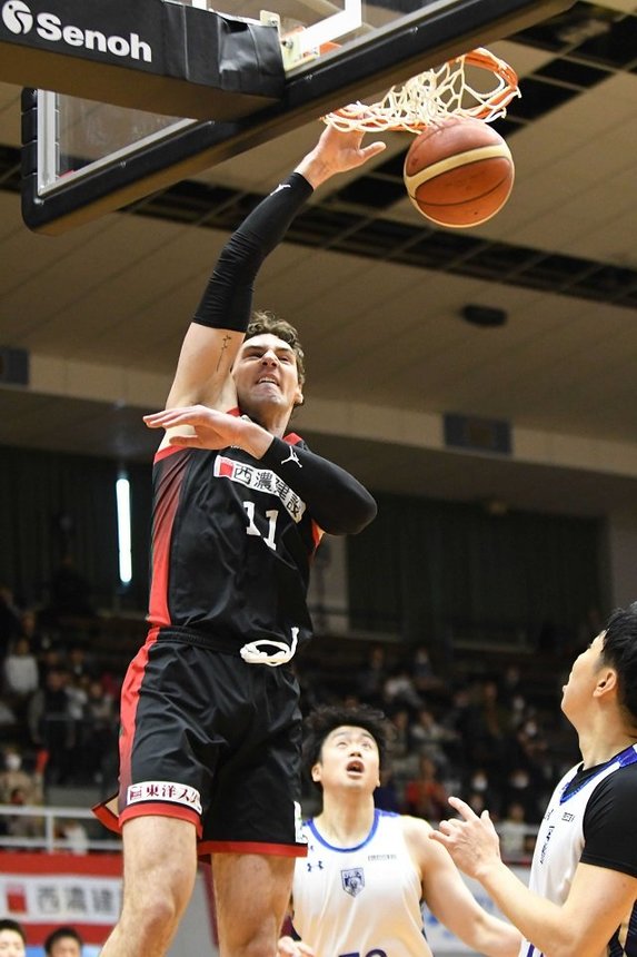 	岐阜×福井＝第１クオーター、シュートを決める岐阜・スティール＝ＯＫＢぎふ清流アリーナ