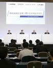 　２０２３年５月、経営統合に関し記者会見する（壇上左から）日野自動車、トヨタ自動車、ダイムラー・トラック、三菱ふそうの４社の社長＝東京都内のホテル
