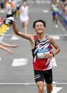 　男子を２時間１０分４６秒で制した湯浅仁＝札幌市