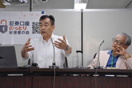 　記者会見する被害者の会代表の里吉竜一さん（左）と顧問の河合弘之弁護士＝１８日午後、東京・霞が関の司法記者クラブ