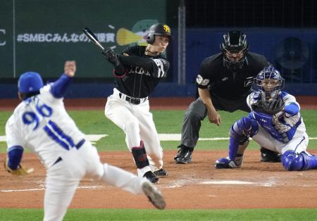 　１１回ソフトバンク１死一、二塁、庄子が左越えに決勝打となる二塁打を放つ。投手馬場、捕手古市＝横浜