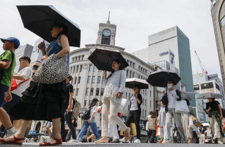 　東京・銀座を歩く人たち＝７月