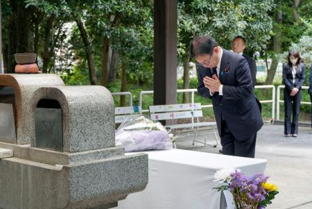 　国立療養所多磨全生園を訪れ、敷地内の納骨堂で手を合わせる上野厚労相＝８日午後、東京都東村山市