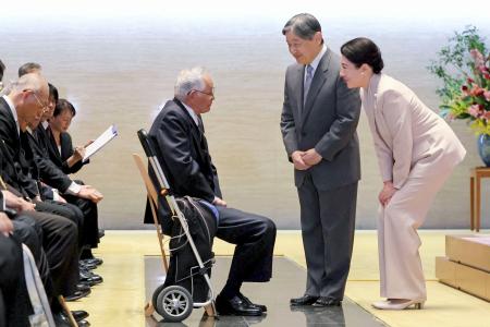　厚生労働大臣表彰を受けた障害者らと懇談される天皇、皇后両陛下＝１２日、皇居・宮殿（代表撮影）