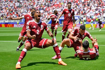 　カタール―スイス　試合終了間際、フーヒ（右下）が同点ゴールを決め、大喜びのカタールイレブン＝サンフランシスコ（ＡＰ＝共同）