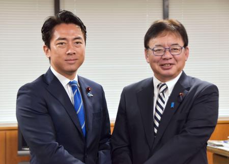 　上野厚労相（右）と面会する小泉防衛相＝８日午前、厚労省