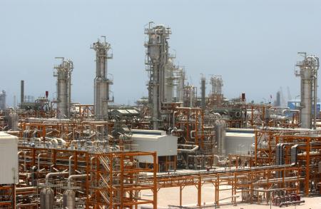 　イラン南部ブシェール州のガス田関連施設＝２００５年６月（ゲッティ＝共同）
