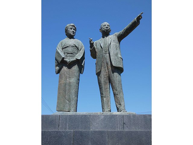 岐阜羽島駅前の公園に妻と共に立つ大野伴睦氏の銅像。首相を〝約束〟されたが、かなわなかった＝羽島市福寿町浅平