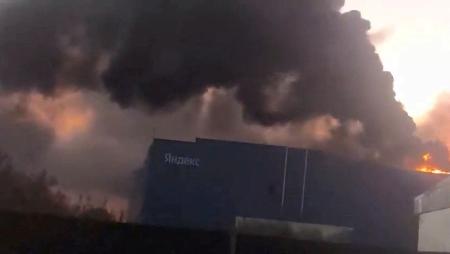 　ドローン攻撃を受け煙が上がるロシアのＩＴ大手ヤンデックスのデータセンター＝８日、モスクワ南東リャザニ州（ソーシャルメディアから、ロイター＝共同）