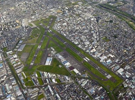 　八尾空港＝２０１７年９月、大阪府八尾市（共同通信社ヘリから）