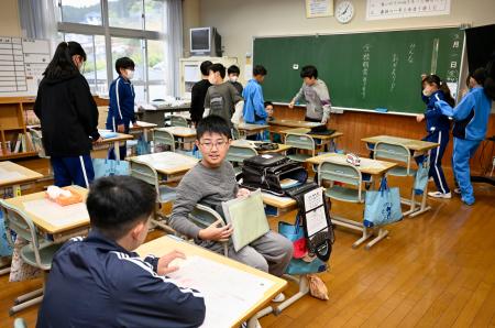 　吉里吉里学園小学部に登校した児童＝１日午前、岩手県大槌町