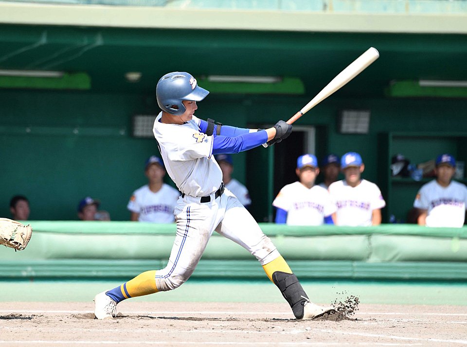 市岐阜商×県岐阜商＝３回裏県岐阜商２死、小林凜がチーム初安打を放つ＝長良川