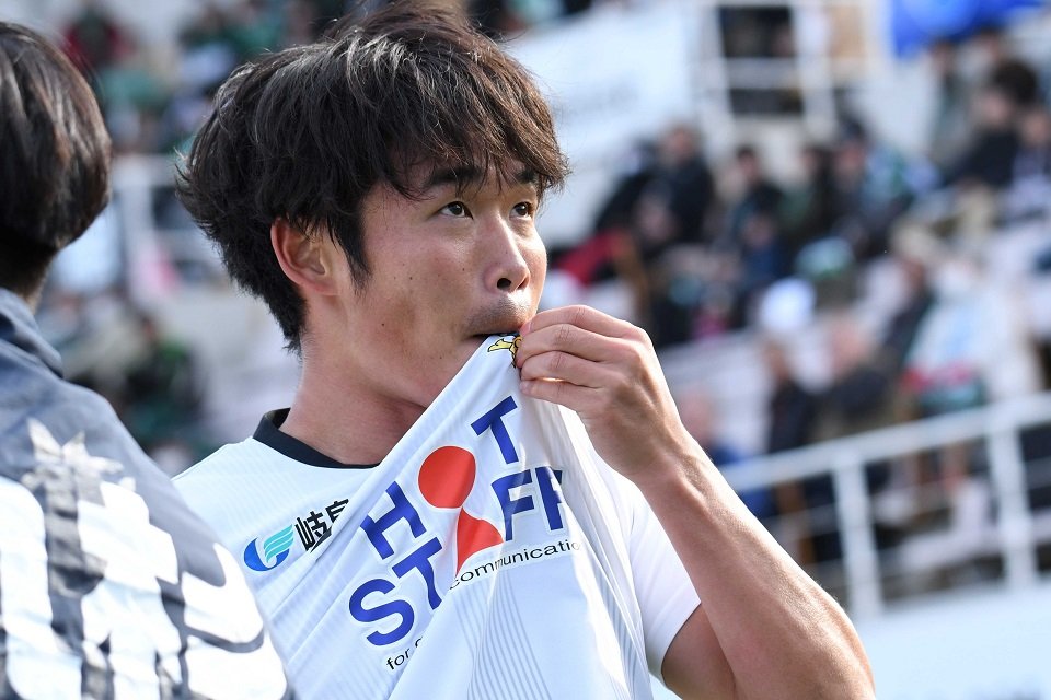 松本×ＦＣ岐阜＝決勝点を決め、エンブレムにキスをするＦＣ岐阜のＦＷ粟飯原＝サンプロアルウィン