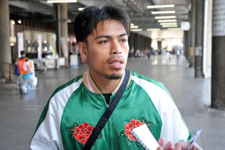 　取材に応じるＩＢＦフェザー級王者のアンジェロ・レオ＝１４日、大阪市淀川区