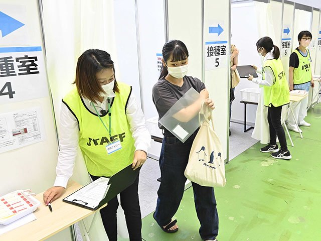 新型コロナウイルスのワクチン接種を受けた学生＝２８日午前１１時１５分、岐阜市六条南、県産業会館