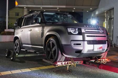 　埼玉県警が押収した、現場から逃走したとみられるスポーツタイプ多目的車＝１５日夜、埼玉県三郷市