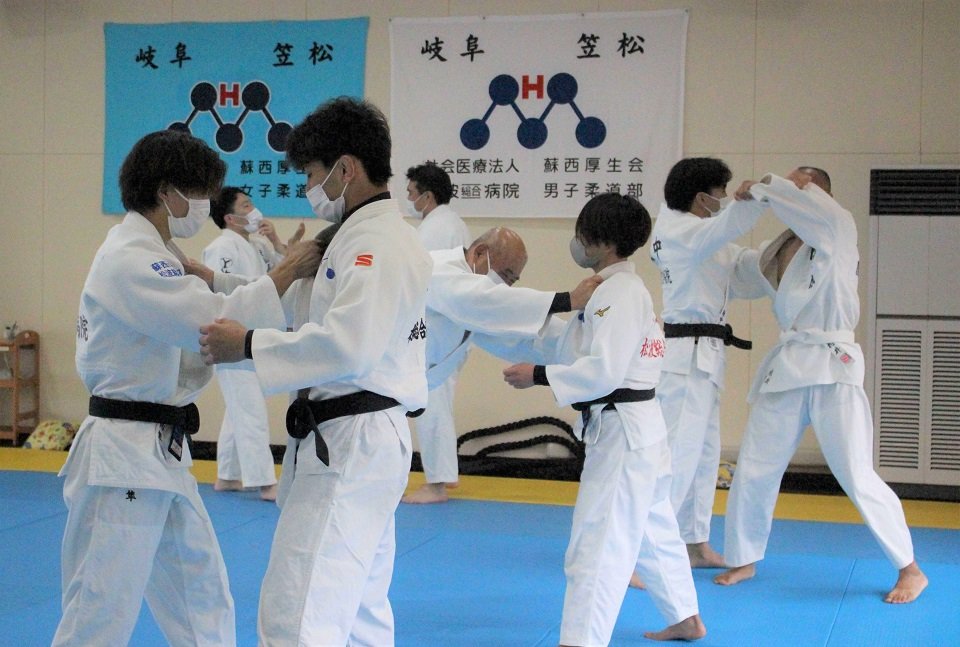 業務後、全体練習に打ち込む選手たち＝羽島郡笠松町田代、松波総合病院「文武両道館　柔道場」