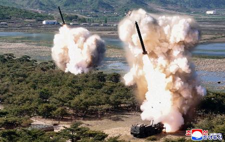 　発射される北朝鮮の超大型放射砲（多連装ロケット砲）＝８日（朝鮮中央通信＝共同）
