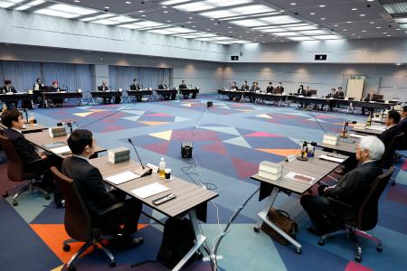 　刑事裁判の再審制度見直しを検討する法制審議会部会に臨む委員ら＝２１日午前、法務省