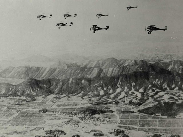 各務原上空を飛ぶ甲式四型戦闘機の編隊（各務原市歴史民俗資料館提供）