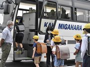 手指を消毒してバスに乗り込む子どもたち＝各務原市川島笠田町、河川環境楽園東口駐車場