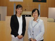 羽島郡岐南町議会で９月下旬まで正副議長を担った木下美津子さん（右）と後藤友紀さん。「議会も女性が半数いて当然」と口をそろえた＝同町役場議場