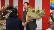 支持者から花束を受け取る戸部哲哉氏＝岐阜県北方町